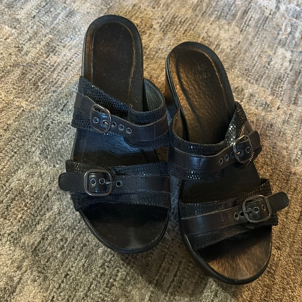 Dansko womens size 39 (8.5/9) Stylish Black Wedge Sandals- slip on